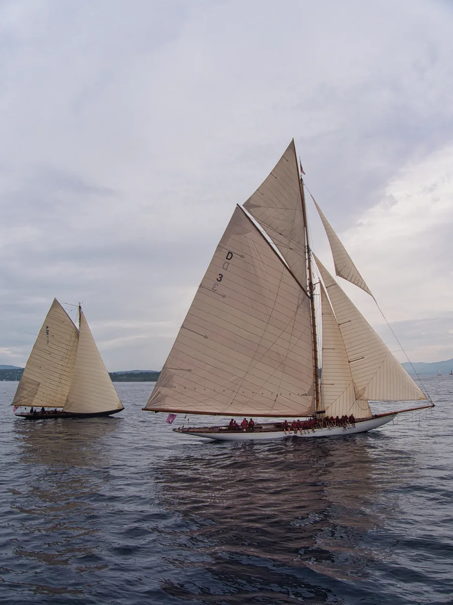 Tuiga sous voile, photographié par Horizon Duo